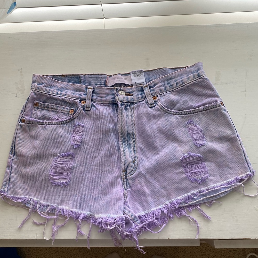 High-waisted purple Levi’s denim shorts